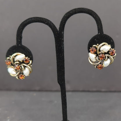 Vintage 1960s Mid Century Lisner Faux Pearl Floral Wreath Clip On Earrings
