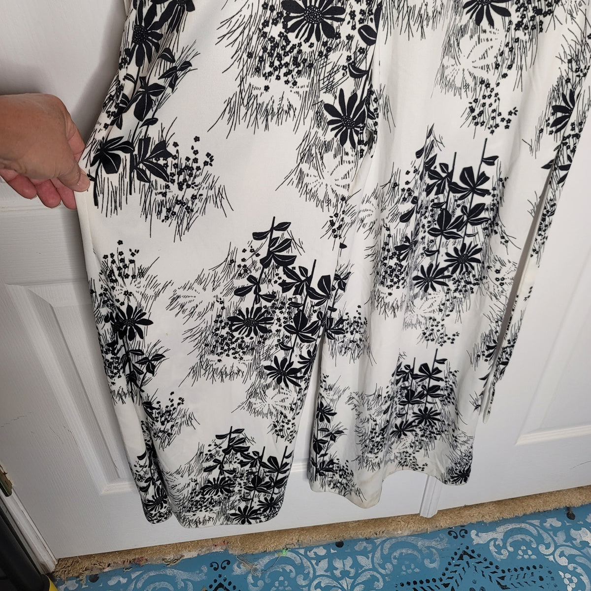 Vintage blackwhite polyester Jumpsuit LARGE Long Sleeve Obi Belt Full Zip Floral