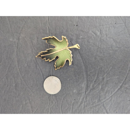 Vintage Green Enamel Maple Leaf Brooch Pin Gold Tone Textured Edge Retro