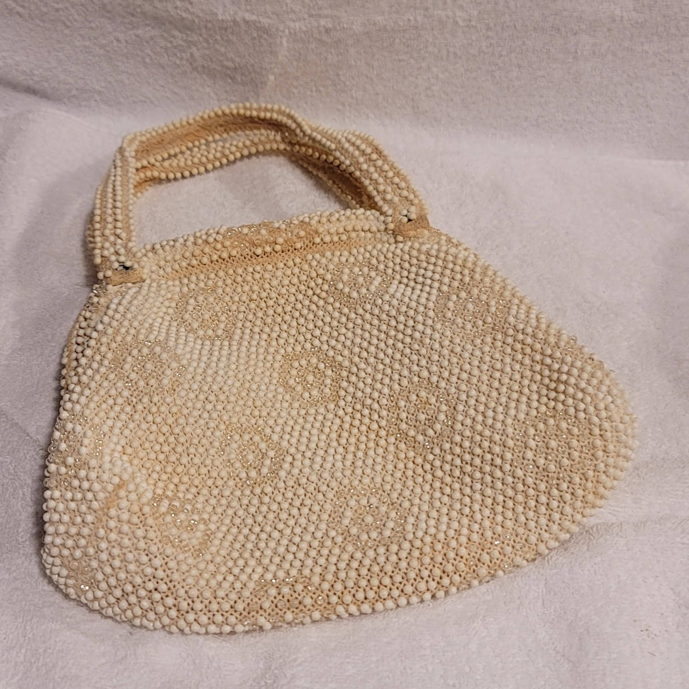 Vintage white cream ivory purse handbag clamp opening lined 1950s Dainty daisy