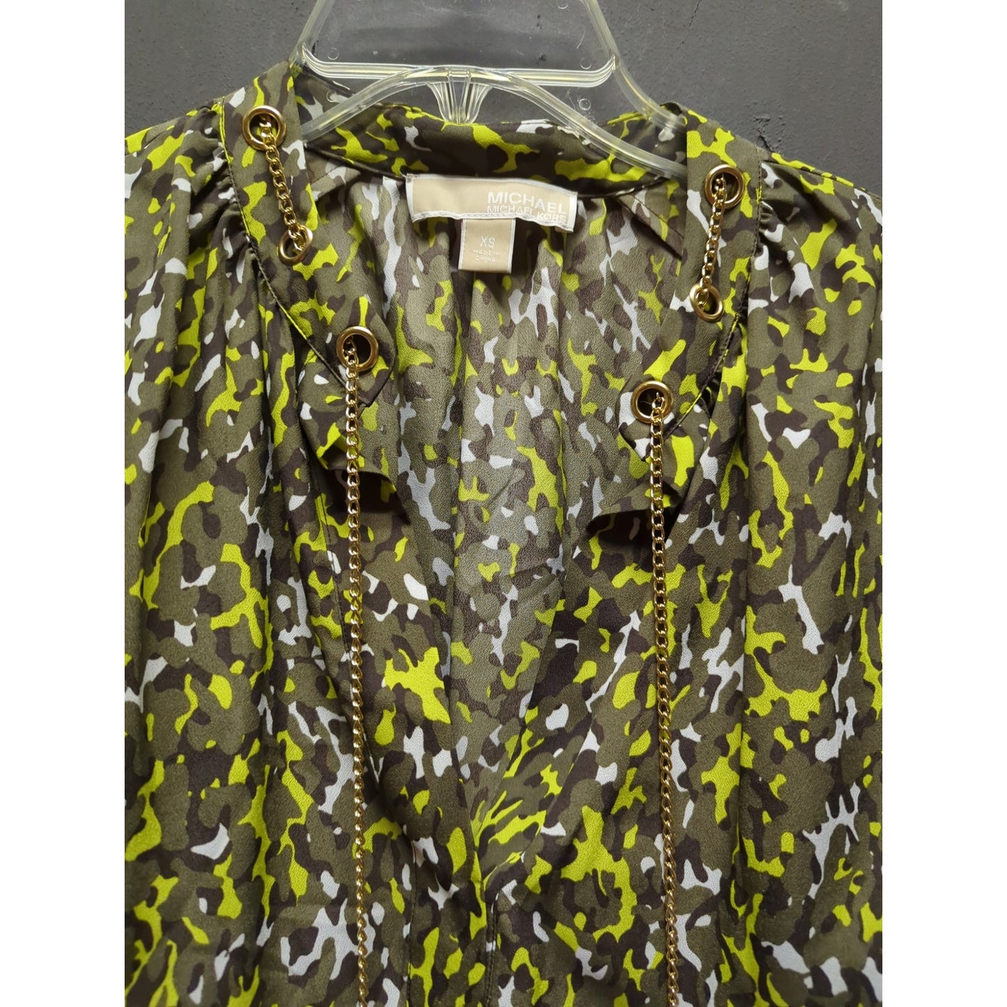 ichael Kors Citron Green Grey Abstract Print Sleeveless Tie Neck Blouse XS Class