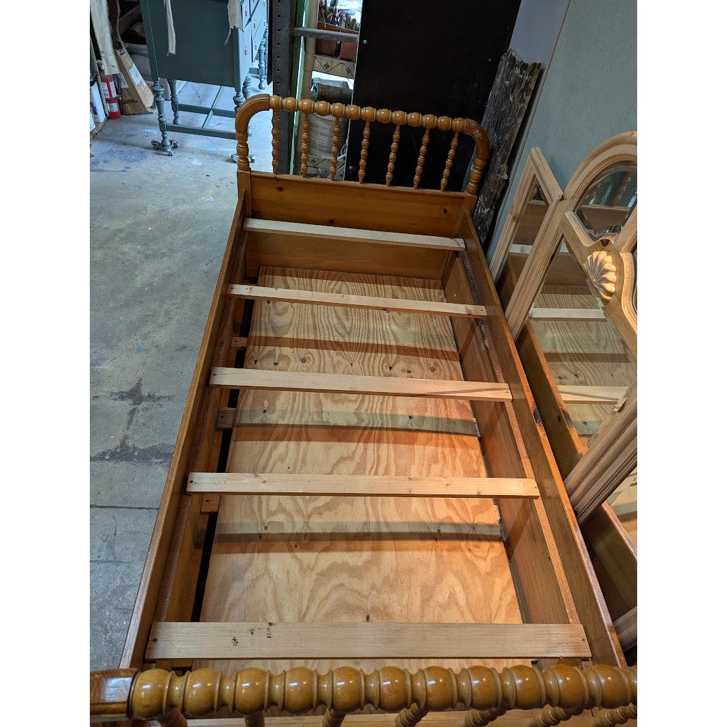 Secondhand Sandies: Trundle Bed Twin PULL OUT 2 BEDS