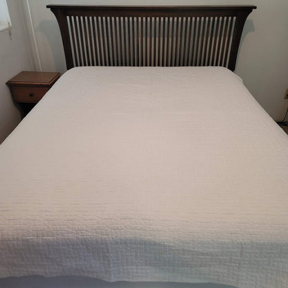 Vintage quilted blanket Coverlet Bedspread Queen/Full White Crosshatching round