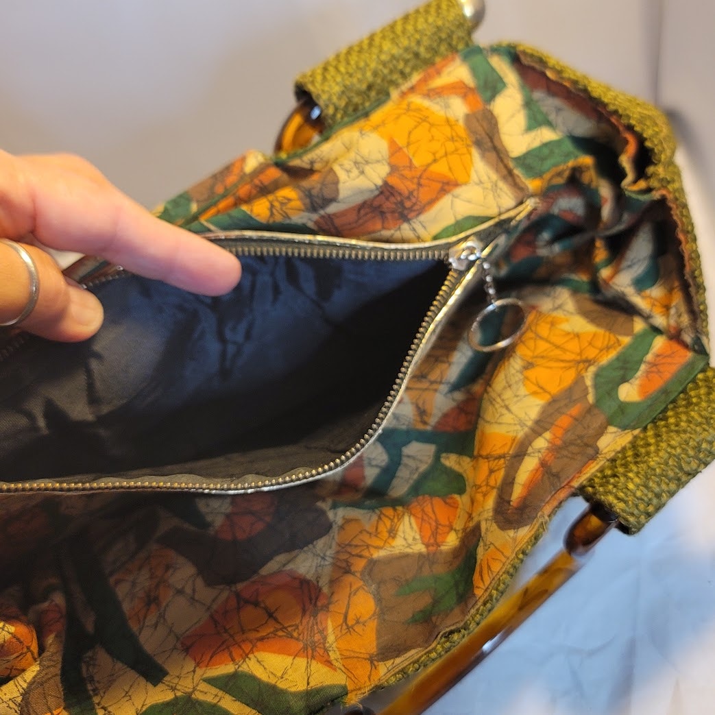 Vintage Woven Avocado Green Tortoise Lucite Handle Twist Lock Purse Bag Tote