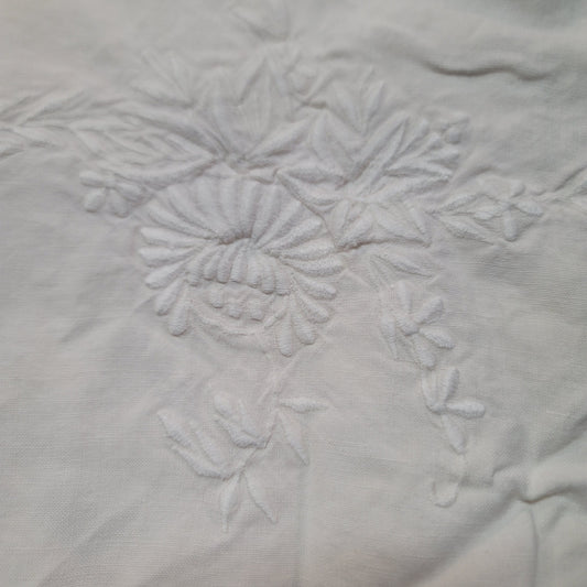 Oval linen Ivory vintage Tablecloth finish scallop edge Floral Raised Embroidery