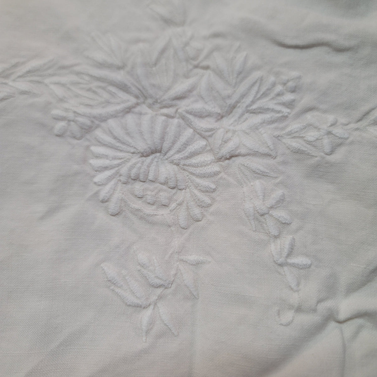 Oval linen Ivory vintage Tablecloth finish scallop edge Floral Raised Embroidery
