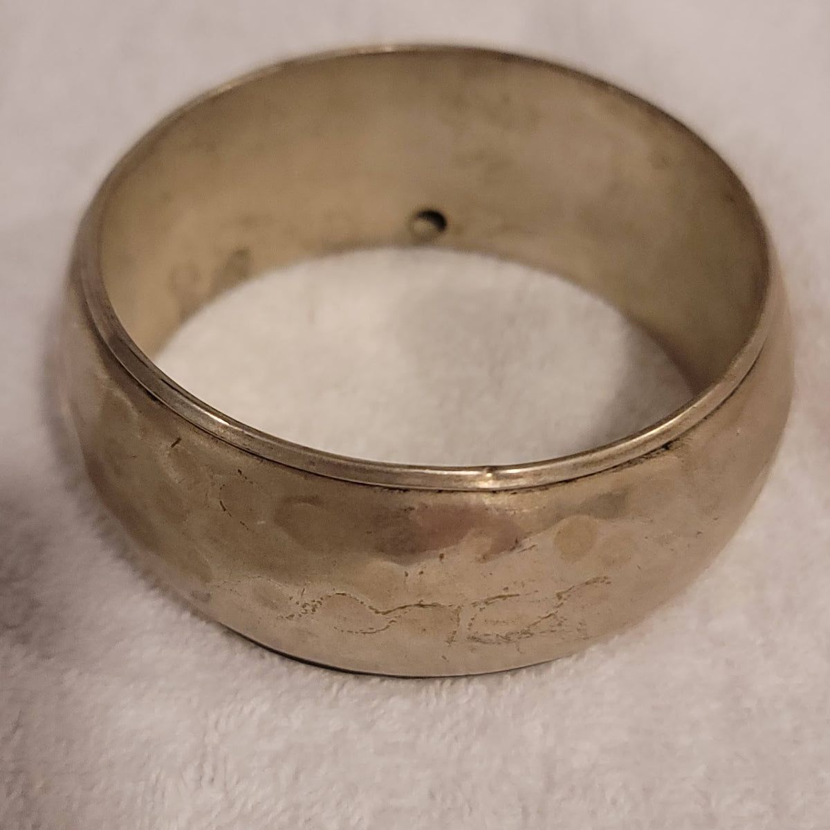 Vintage 1970s wide round hammered silvertone bracelet  bangle