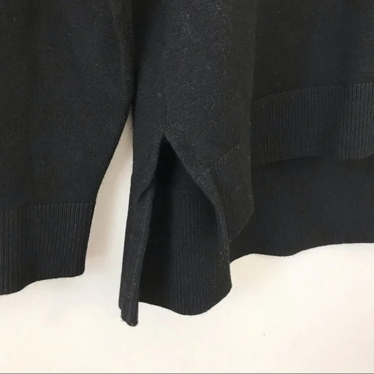 Bobeau Women's Classic V Neck Pullover Sweater Top small Black NWT High Low