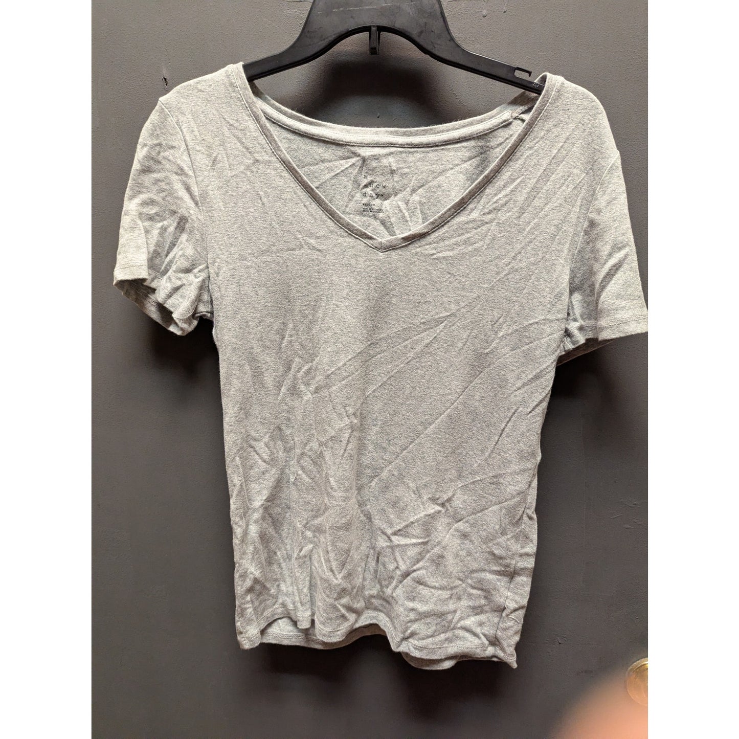 A New Day Gray Short Sleeve V-Neck T-Shirt Size Medium