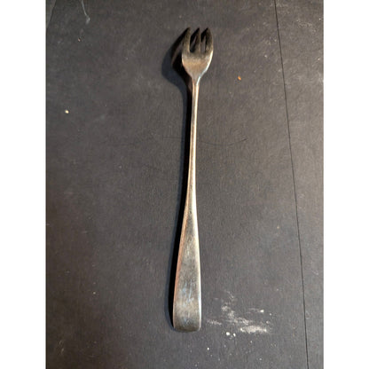 Rogers 1847 Repoussé' cocktail, seafood, or oyster fork.