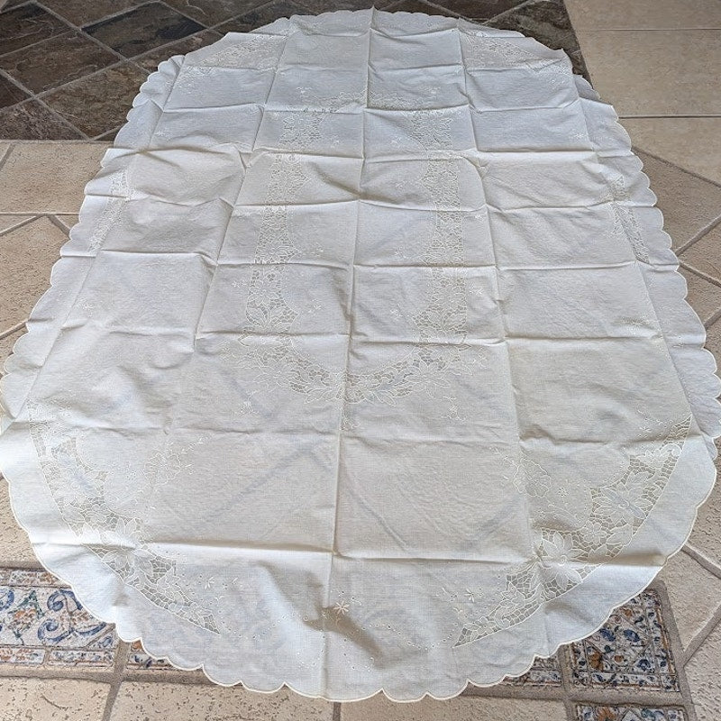 Vintage plastice WIPEABLE oval table cloth faux embroidery pattern 55" x 88"