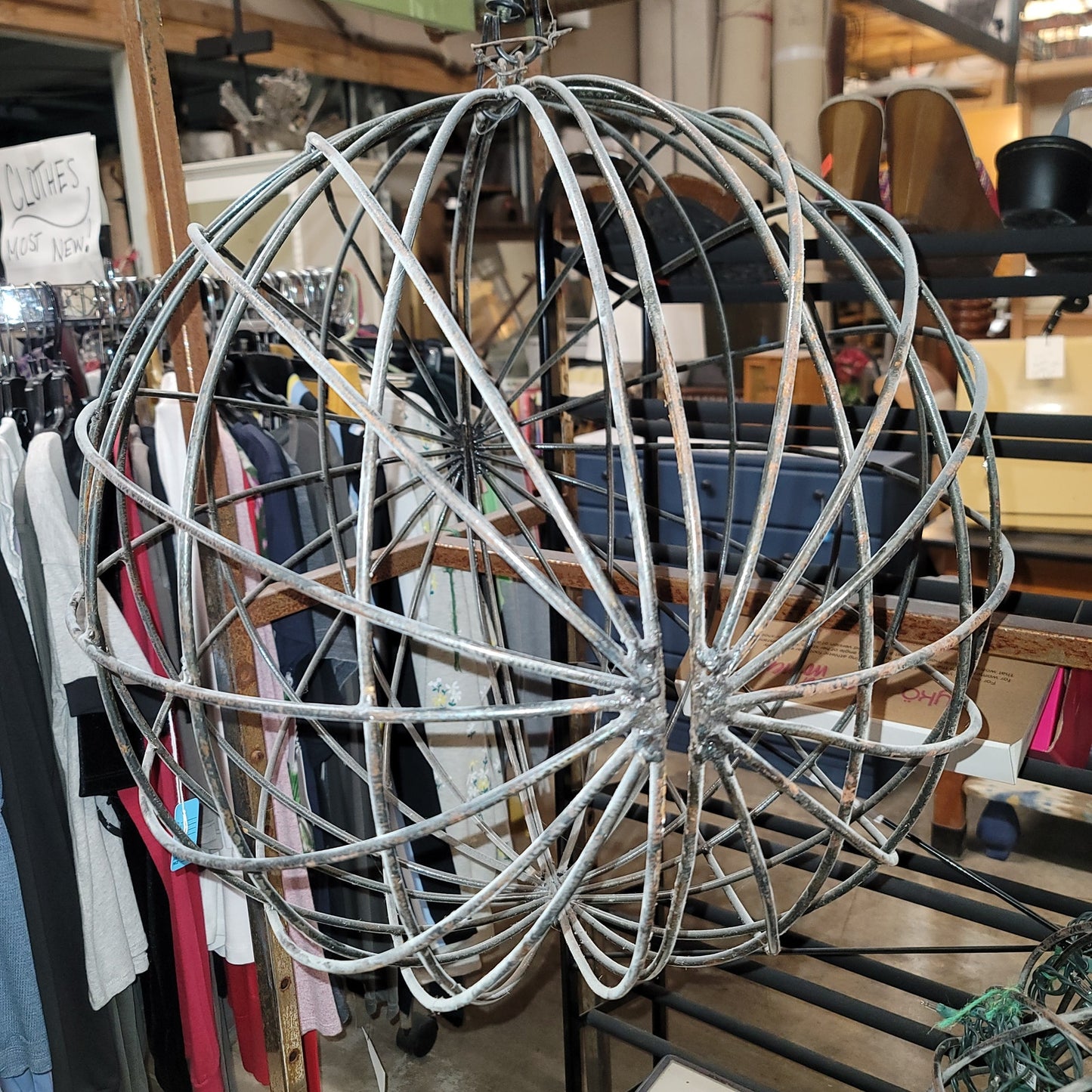 Secondhand Sandies giant 24" Round 2pc orb sphere Iron Ball outdoor decor TREE hanging