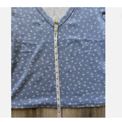 Women’s V-neck Shirt large By Good Luck Gem casual blue floral short sleeve NEW
