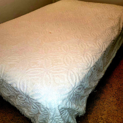 VINTAGE Queen White Cotton Chenille fringed blanket Rounded hem 100" x 92"