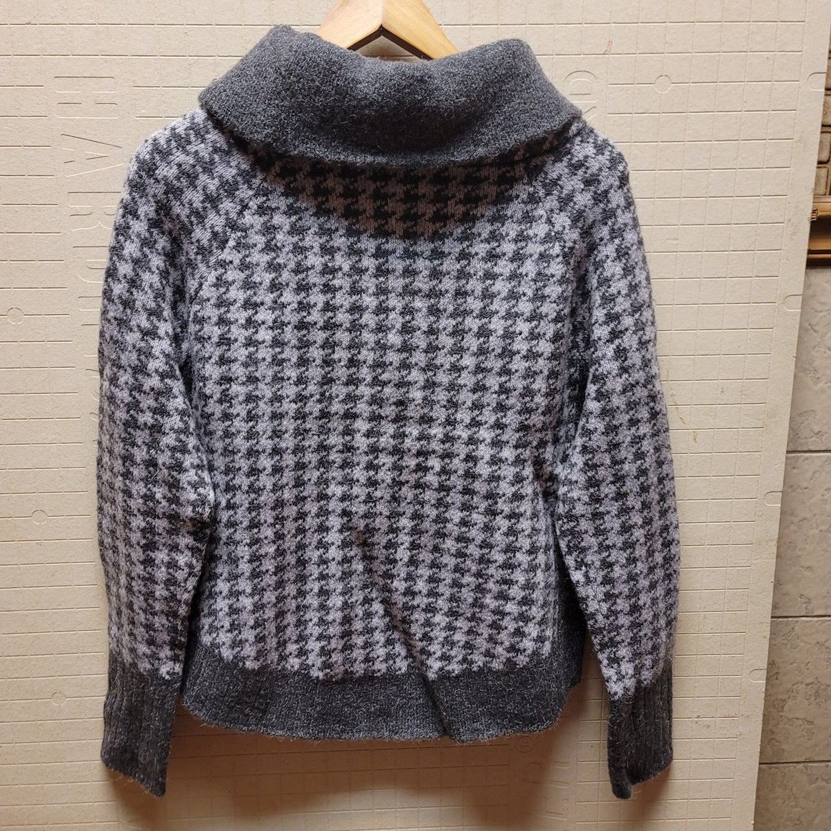 RD style gray sweater medium Cropped Style Long Sleeve Turtleneck Checkered