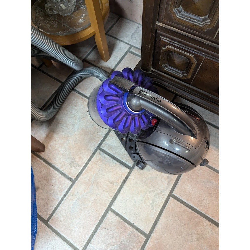 Dyson DC 39 Big Ball Canister Vacuum no attachments WORKS