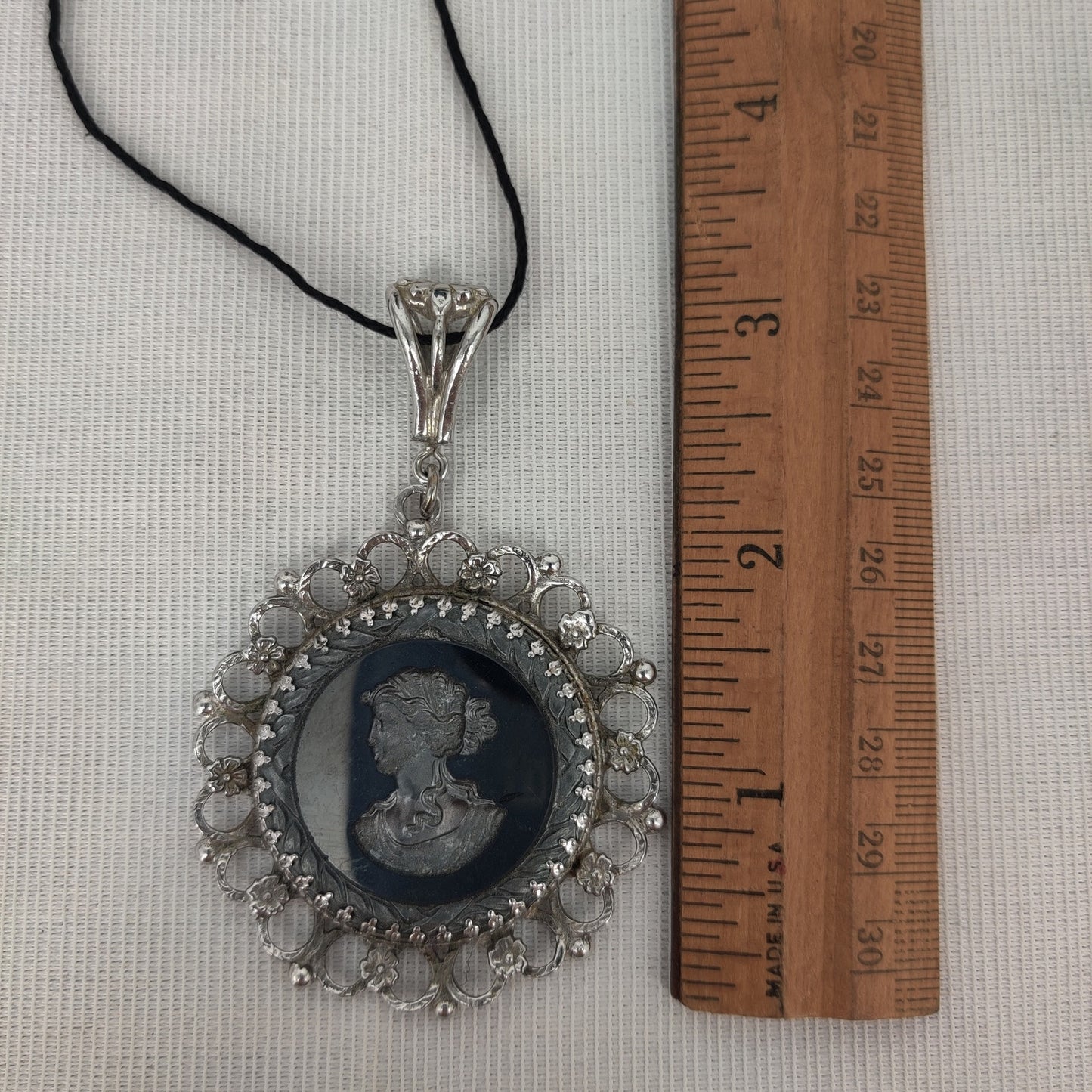 Vintage Whiting & Davis Intaglio Glass Cameo Pendant Necklace Silver Tone