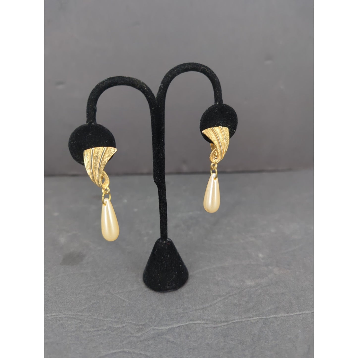 Vintage Faux Pearl Teardrop Drop Clip On Earrings Gold Tone Retro Glam 1980s