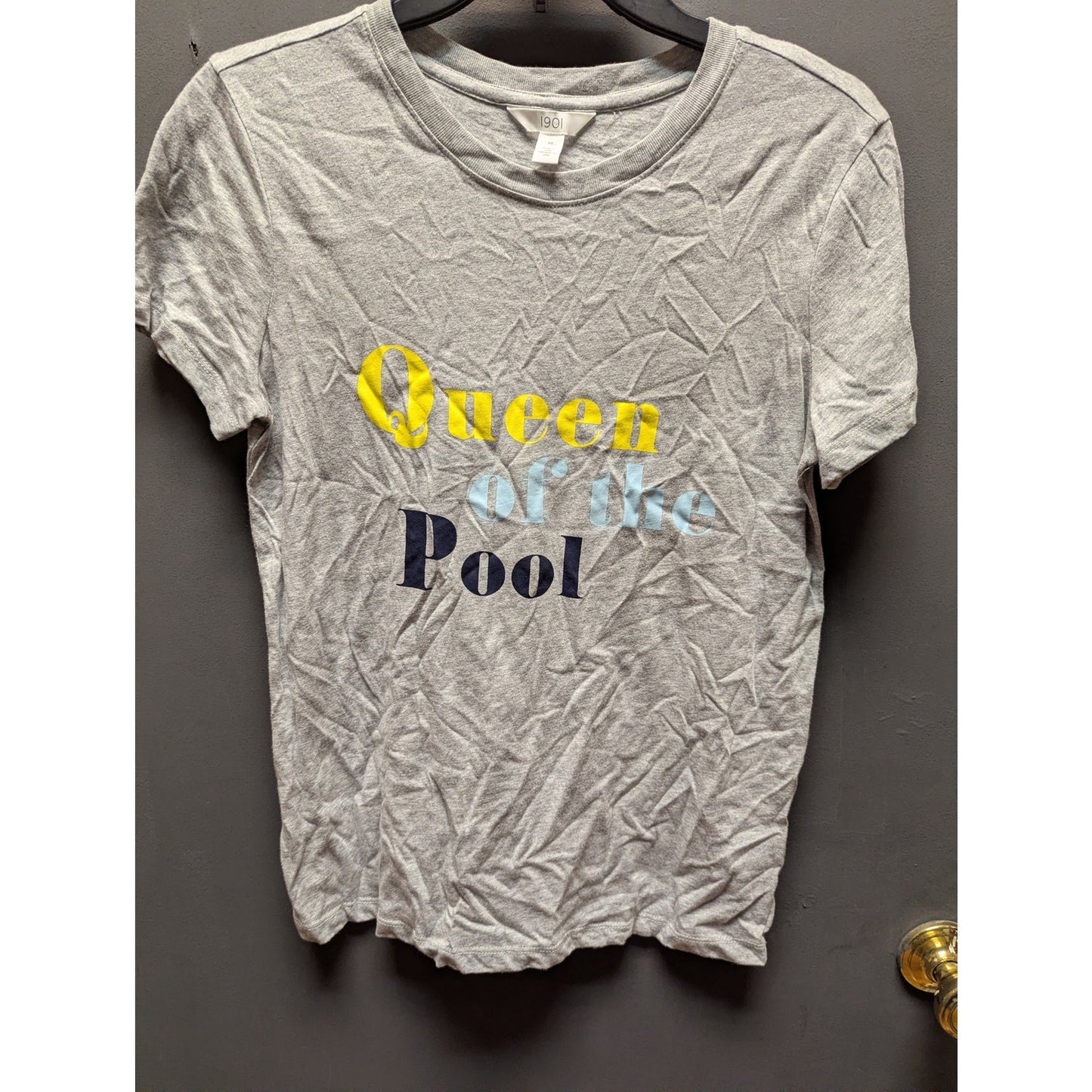 1901 Gray "Queen of the Pool" Graphic Short Sleeve T-Shirt Size Medium