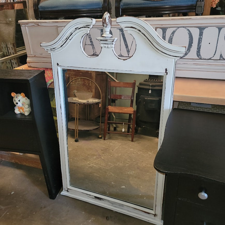 Secondhand Sandies: Mirror white chippy with finial