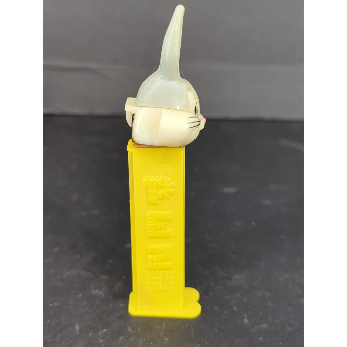 Vintage 1999 Bugs Bunny PEZ Dispenser Looney Tunes Yellow Stem Collectible