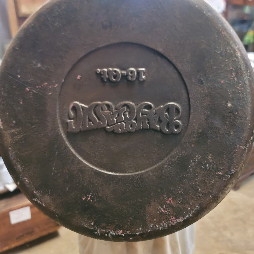 Bayou Classic 16 quart cast iron dutch oven lidded with handle