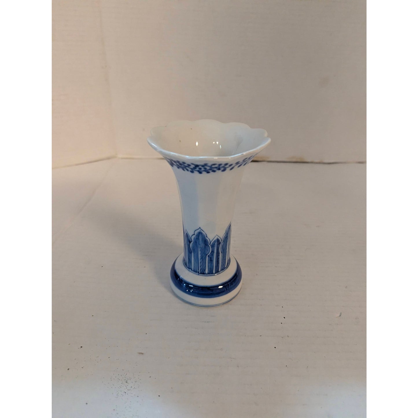 Vintage Blue and White Porcelain Flared Scalloped Trumpet Vase Thailand 6.25"