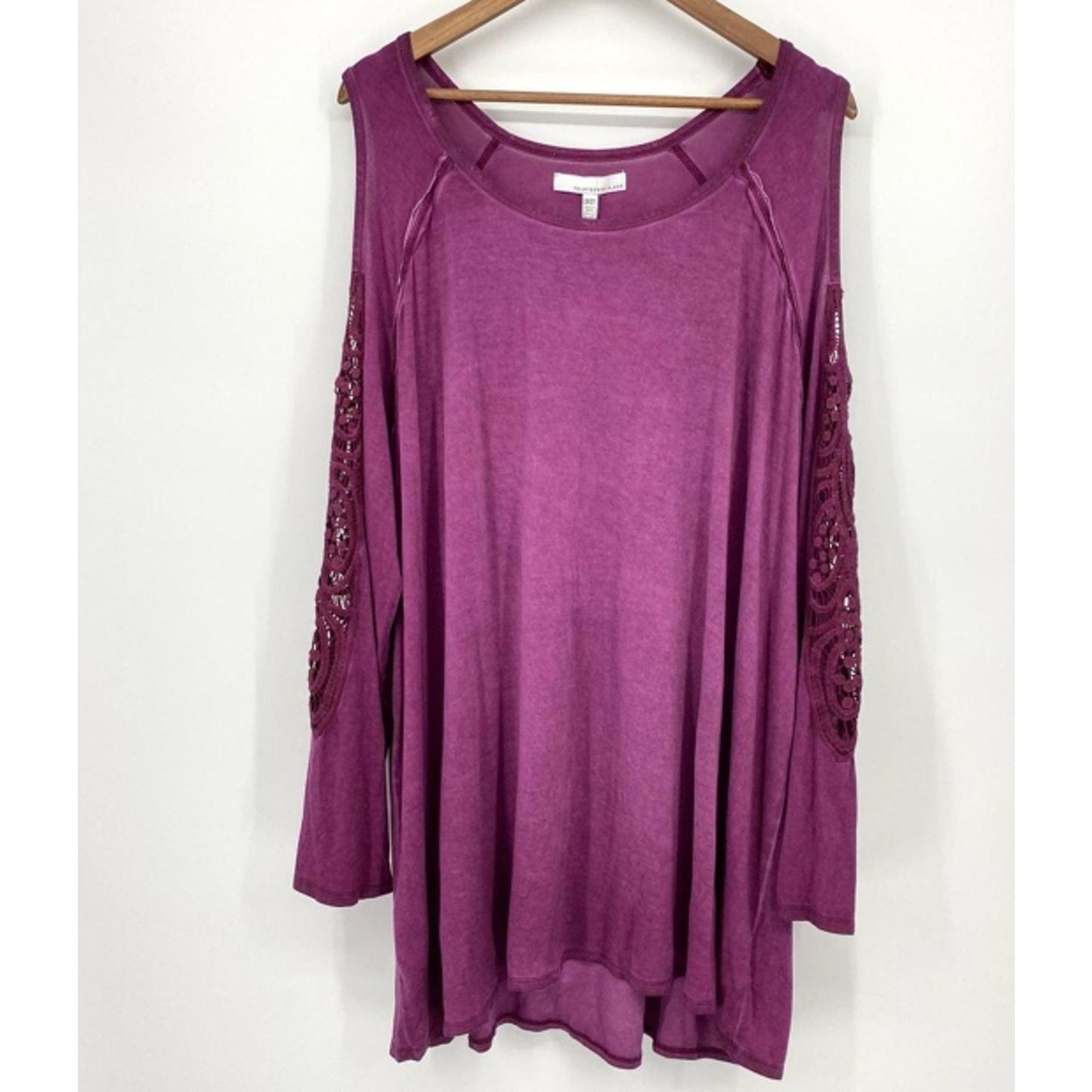 FOURTEENTH PLACE Cold Shoulder Tunic 2x Purple Lacey detail on Arm  Plus Size