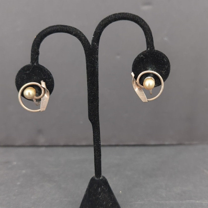 Vintage 1960s Mid Century Gold Tone Faux Pearl Frame Huggie Loop ClipOn Earrings