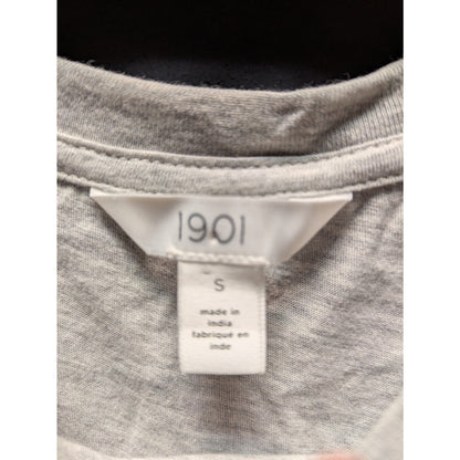 1901 NWT Gray Gather Graphic T-Shirt Small Casual Wear Short Sleeve Crew Neck