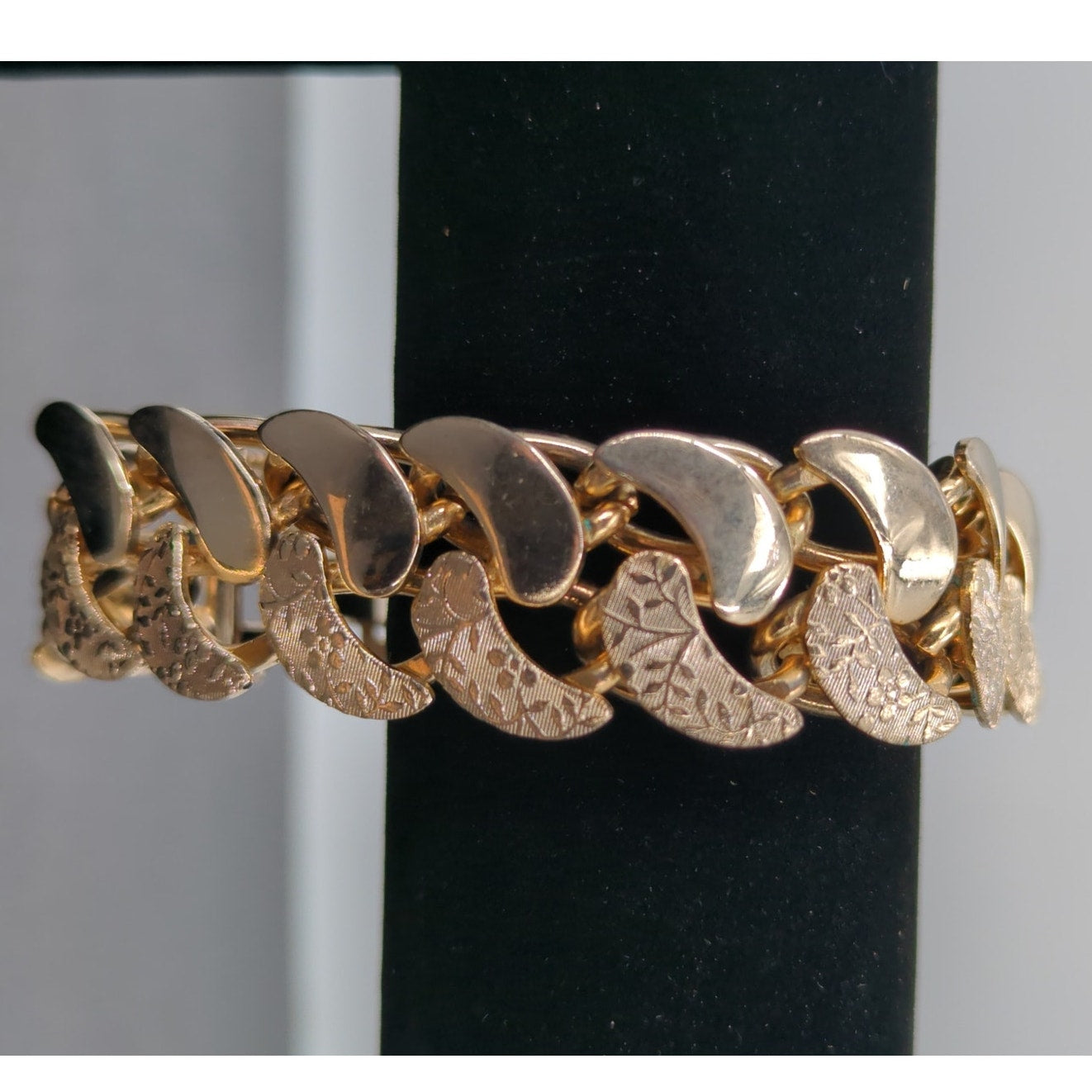 Vtg. Textured Smooth Gold Tone Curved Link Bracelet MCM Old Money High Quality