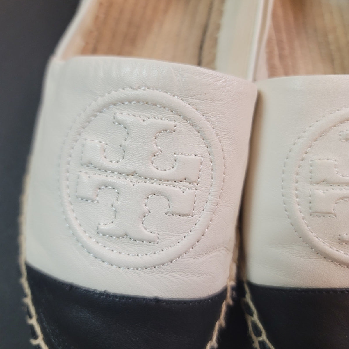 Tory Burch Size 7 black cream leather espadrilles Style 74075 Winton Flats CLASS