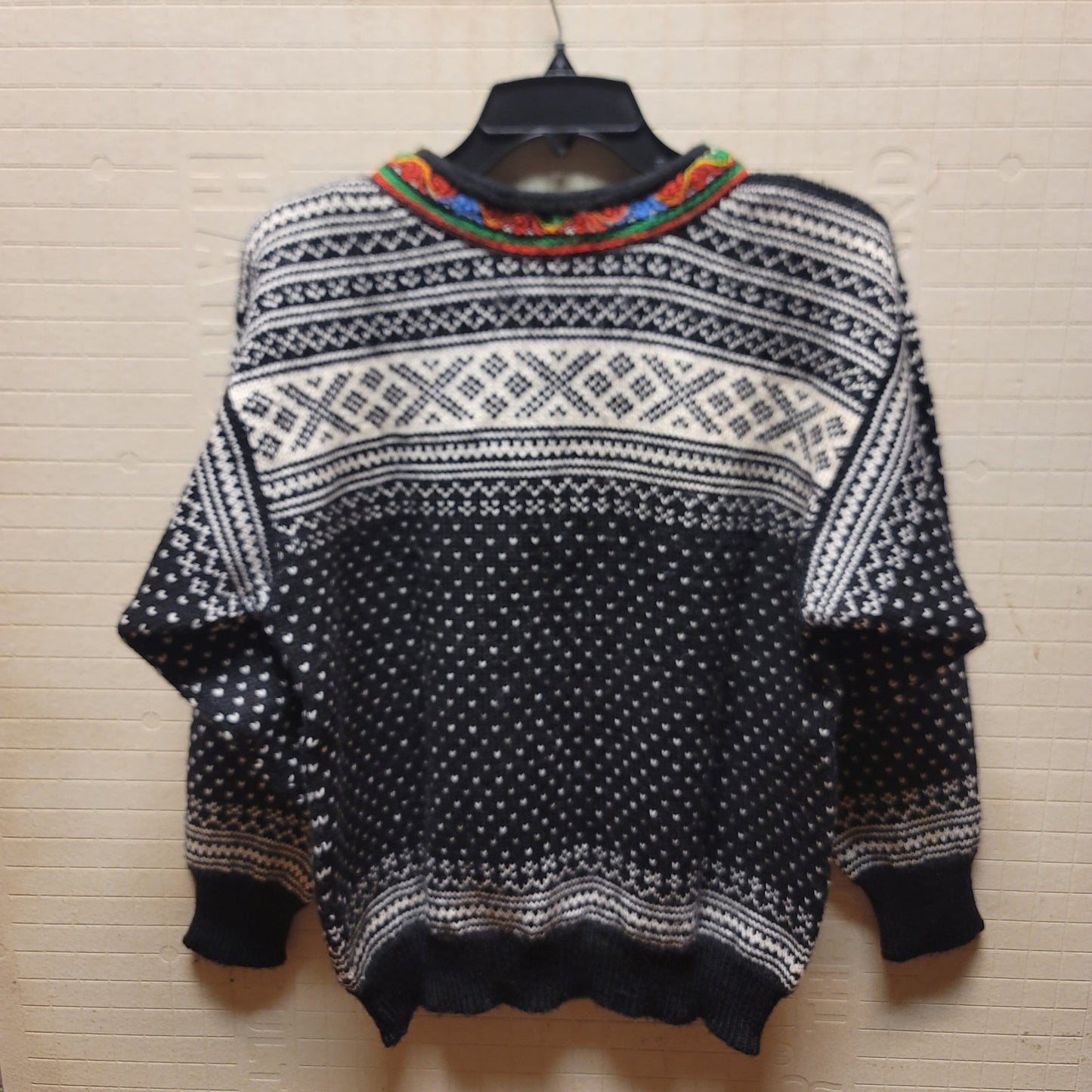 Dale of Norway Setesdal Sweater Size Medium Ski Black White Red Blue Wool Warm