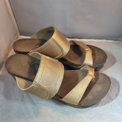 OTBT Brookfield gold leather suede wedge sandals size 10 Split peep toe shoes