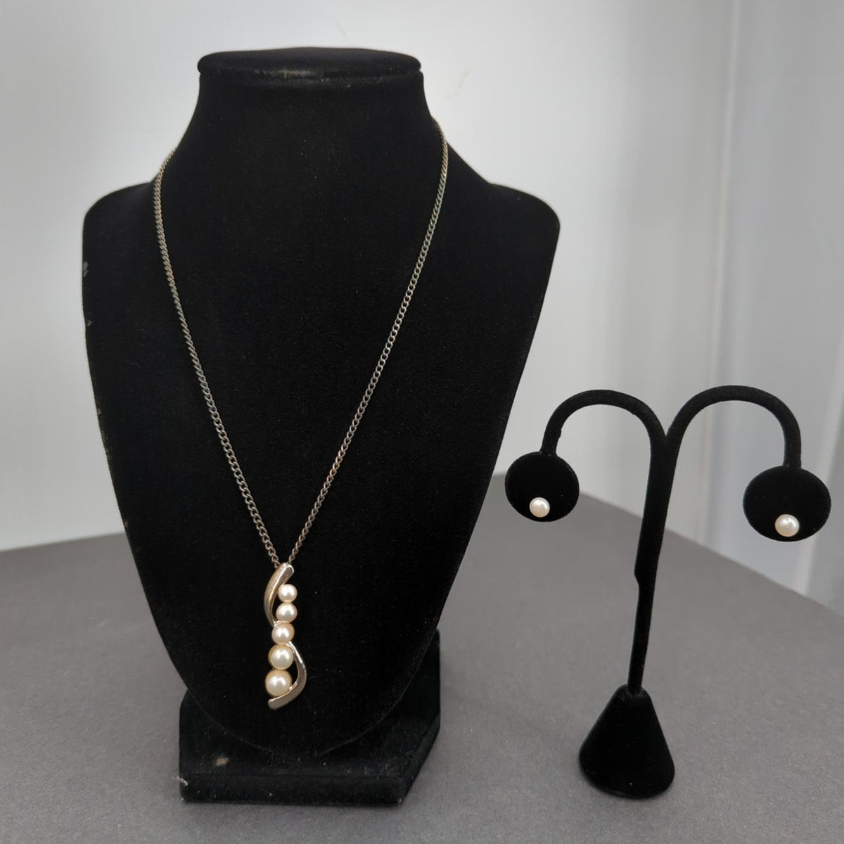 Vintage Fashion Necklace faux encased pearl Pendant with matching earrings