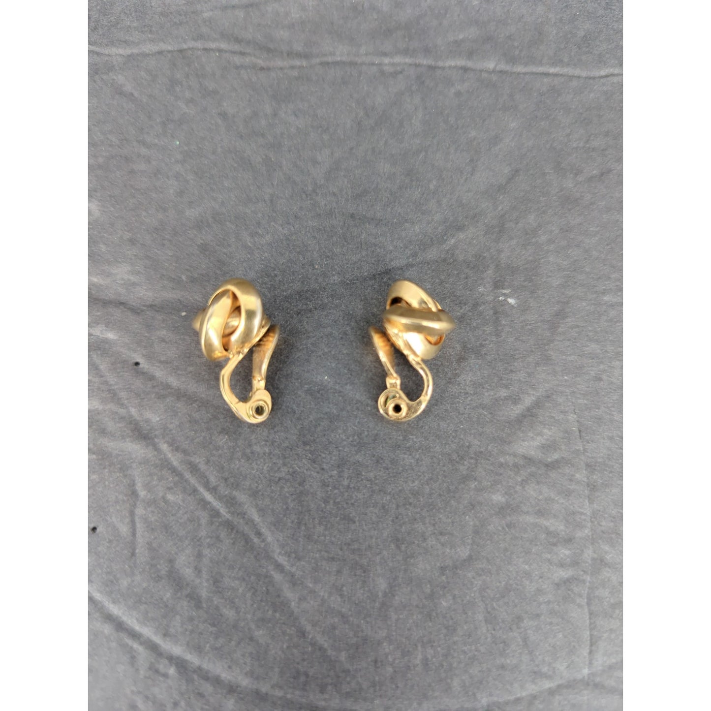 Vintage Mid-Century Monet Gold Tone Swirl Love Knot Clip-On Earrings Classic