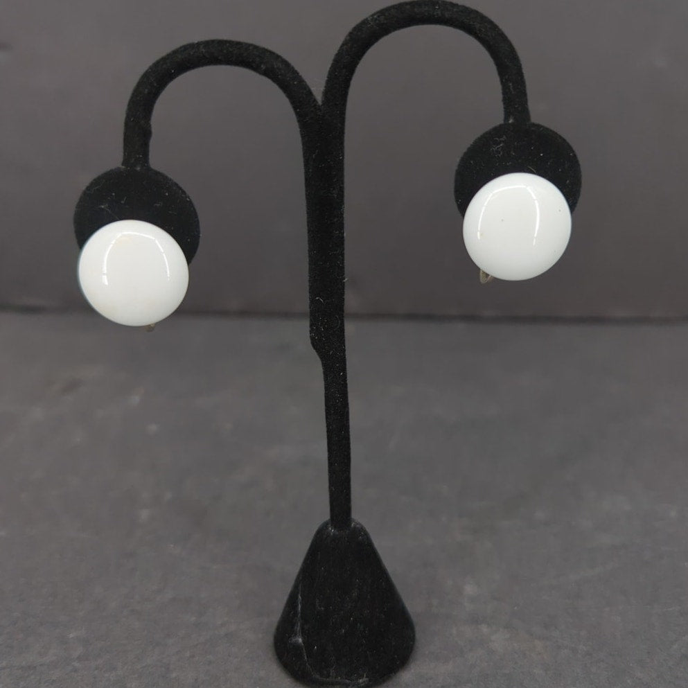 Vintage White Round Flat Disc Screw Back Earrings Retro Jewelry Minimalist 1950s