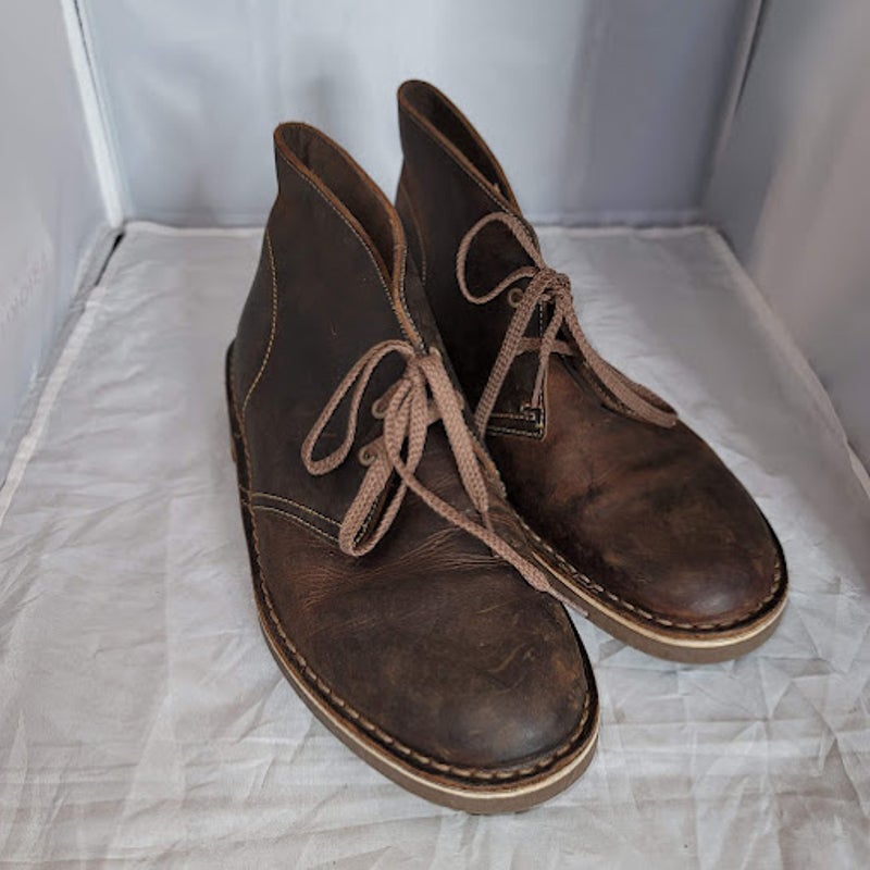 Clarks Chukka Boot Dark Brown leather lace up rubber sole  Size 8.5M