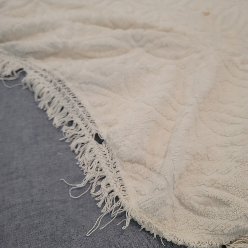 VINTAGE Queen White Cotton Chenille fringed blanket Rounded hem 100" x 92"