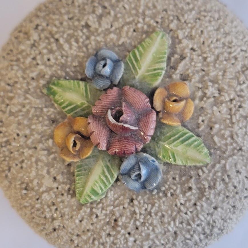 Vintage round trinket stash vanity powder box ceramic flowers spaghetti texture
