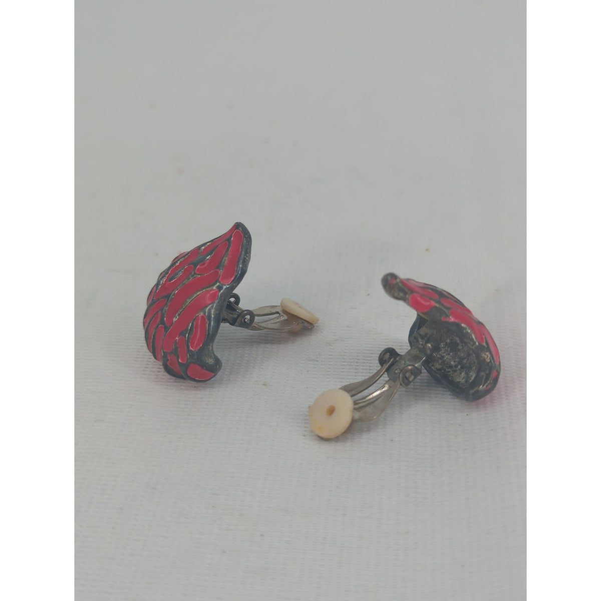 Vintage 1980s Bright Pink & Gunmetal Enamel Flame Clip-On Earrings