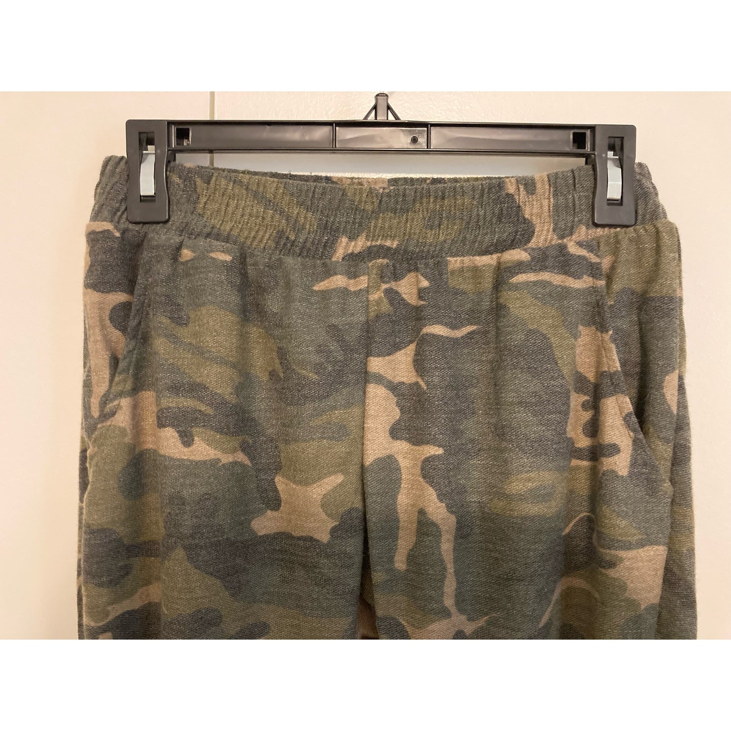 Socialite Women's Jogger Lounge Pants MEDIUM elastic waist Sage Camo NWT Pull-On