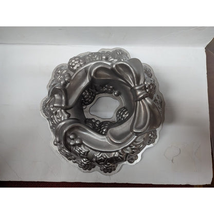 Nordic Ware Holiday Wreath Bundt Pan 9 cups 2.1 liters NEW cake Christmas $149