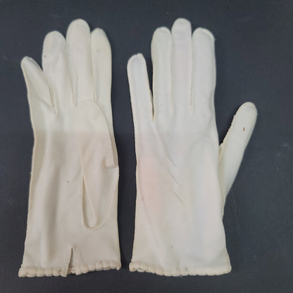 Vintage womens white formal cloth gloves prom wrist detail small/medium 1960s
