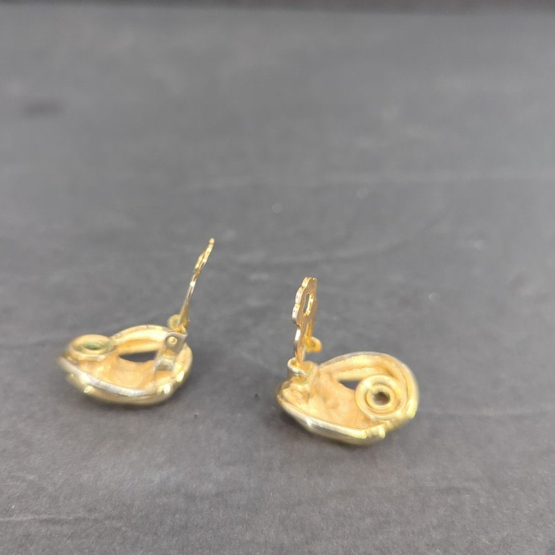 Vintage Gold Tone Ribbed Swirl Dome Clip on Earrings Chunky Retro