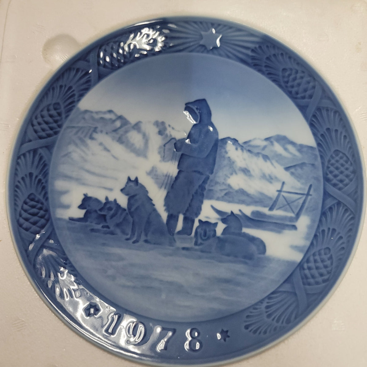 Royal Copenhagen 1978 Inuit Dog Sledding Greenland Plate Blue Collectors VINTAGE