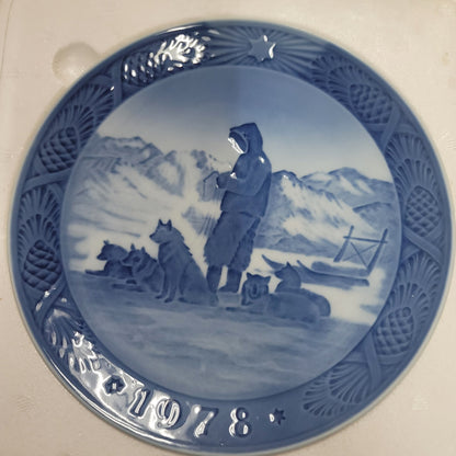 Royal Copenhagen 1978 Inuit Dog Sledding Greenland Plate Blue Collectors VINTAGE