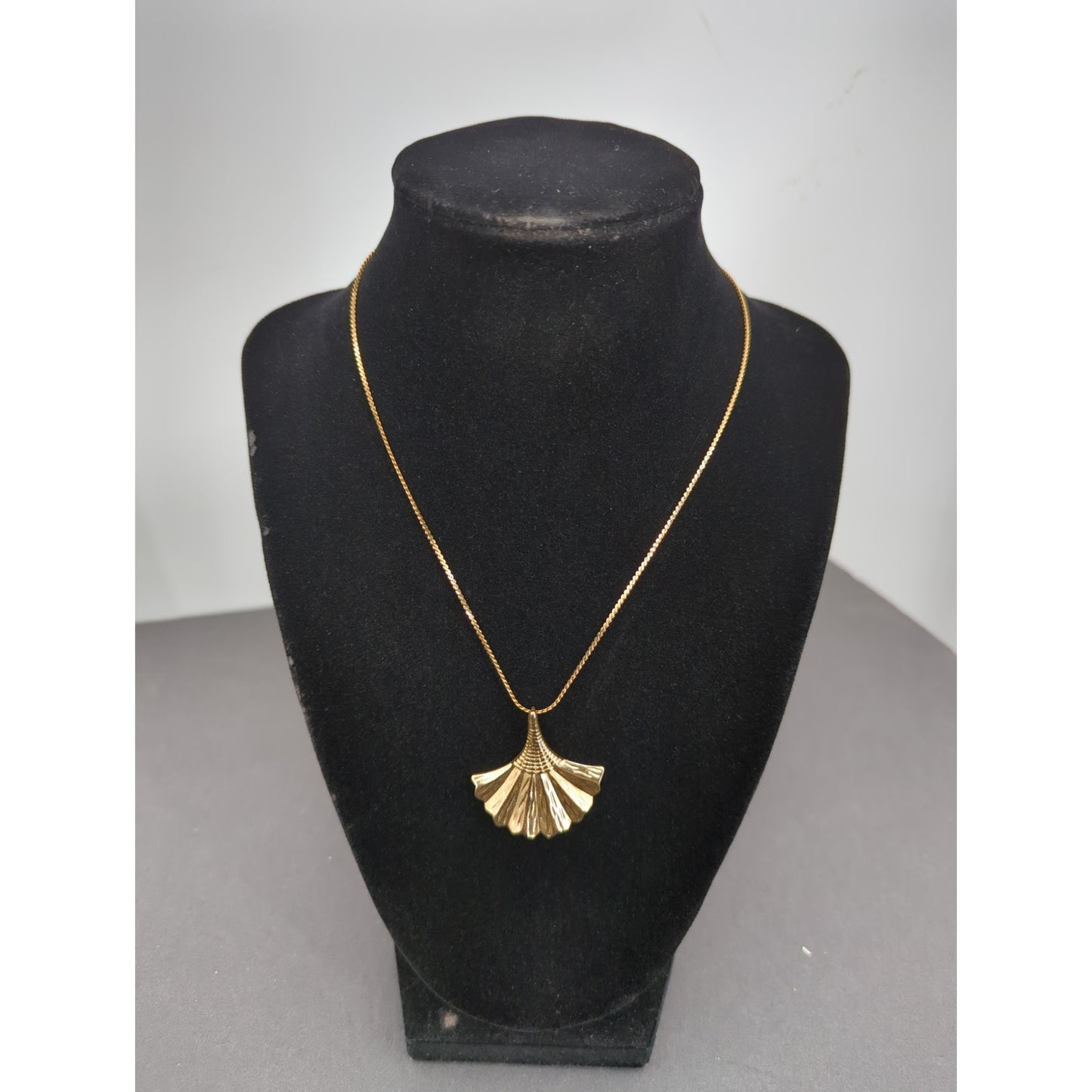 Vintage Fashion Necklace goldtone fan box chain elegant classy
