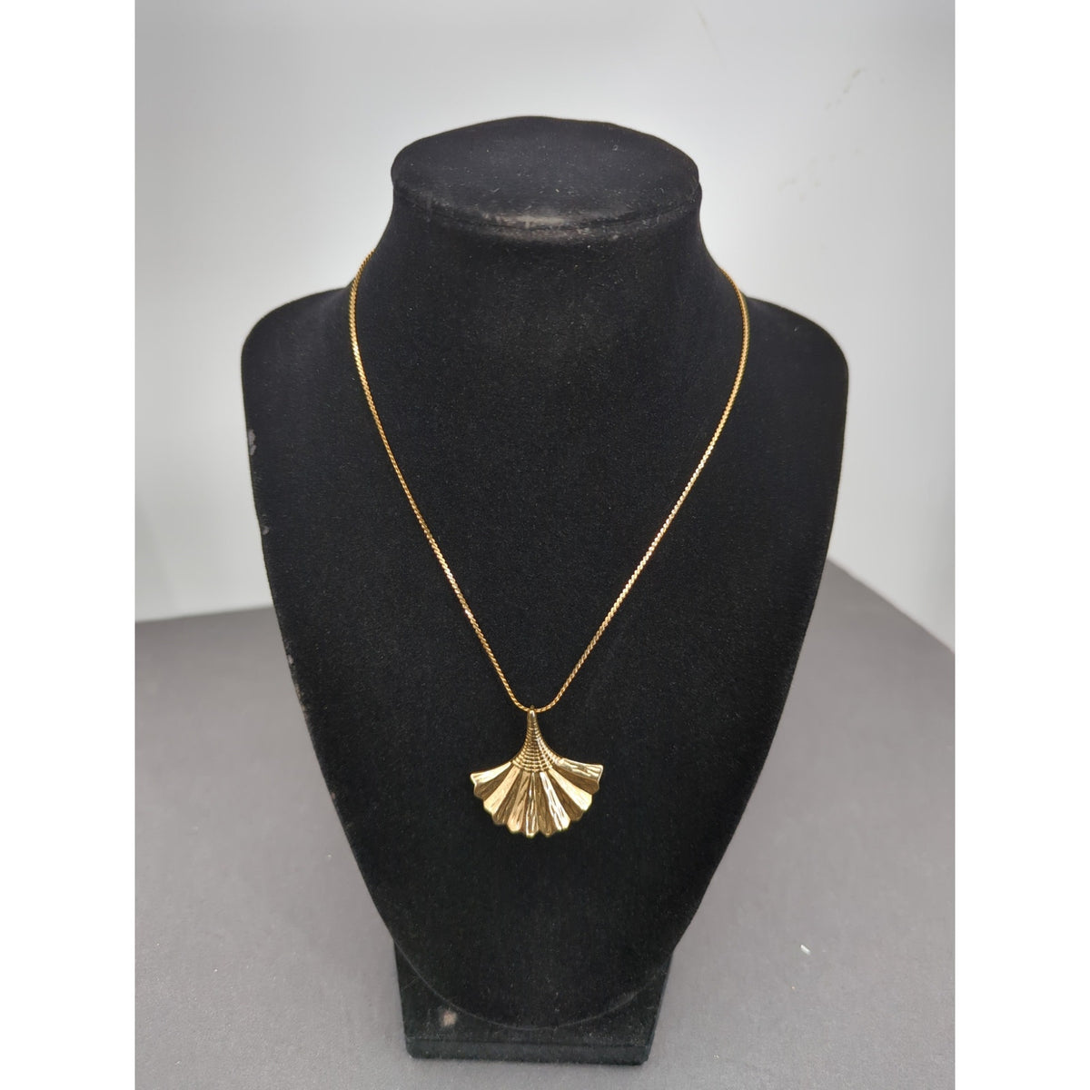 Vintage Fashion Necklace goldtone fan box chain elegant classy