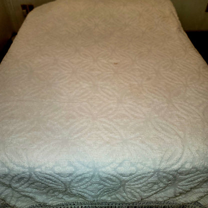 VINTAGE Queen White Cotton Chenille fringed blanket Rounded hem 100" x 92"